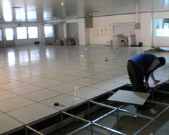 防靜電高架活動機房地板安裝與維護工程及靜電機房設(shè)備購銷解決方案